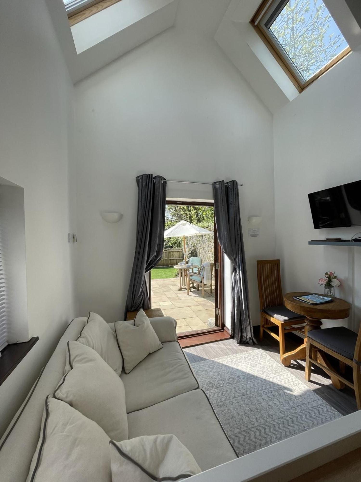 The Stables - Detached Cottage With Private Garden & Hot Tub Сейнт Остел Стая снимка