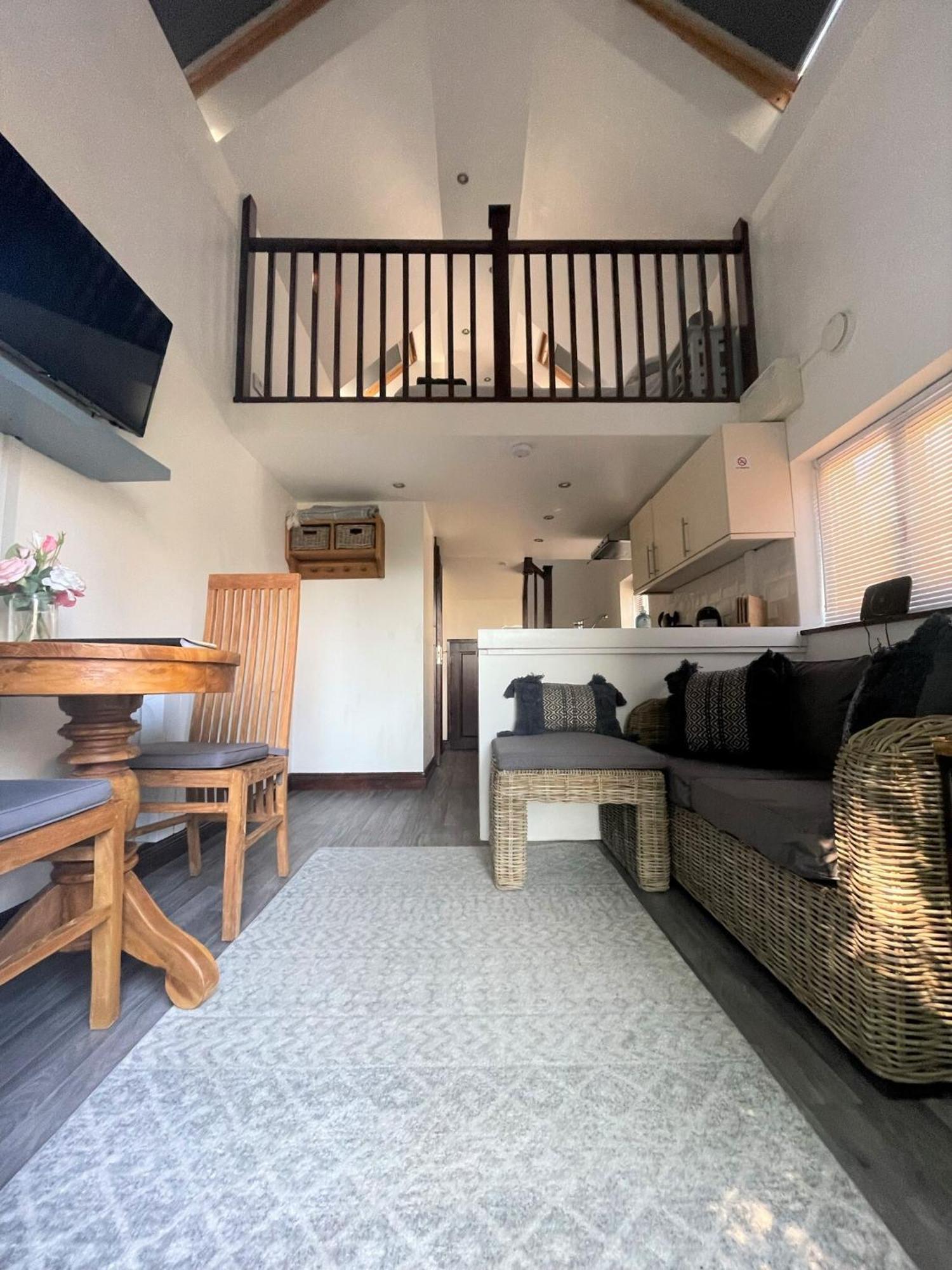 The Stables - Detached Cottage With Private Garden & Hot Tub Сейнт Остел Екстериор снимка